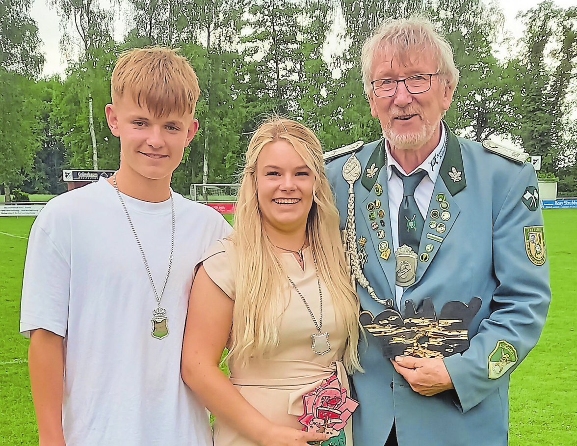 Jugendkönig Maxim Finke, Rosenkönigin Jessica Winters und Schützenkaiser Hartmut Bruning.