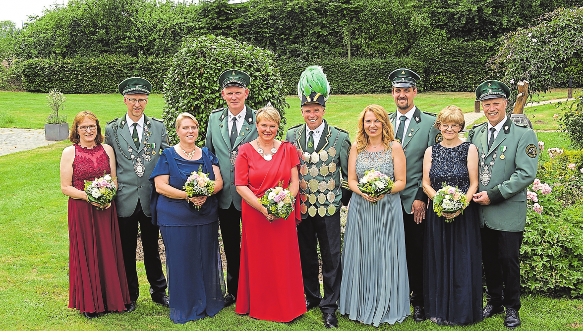 Der Thron im Jubeljahr (.v.l.n.r.): Agatha und Helmut Höke, Birgit und Martin Krull, Königspaar Birgit und Markus Holtgers, Stefanie und Tobis Brüggemann sowie Karin und Ludger Voss.