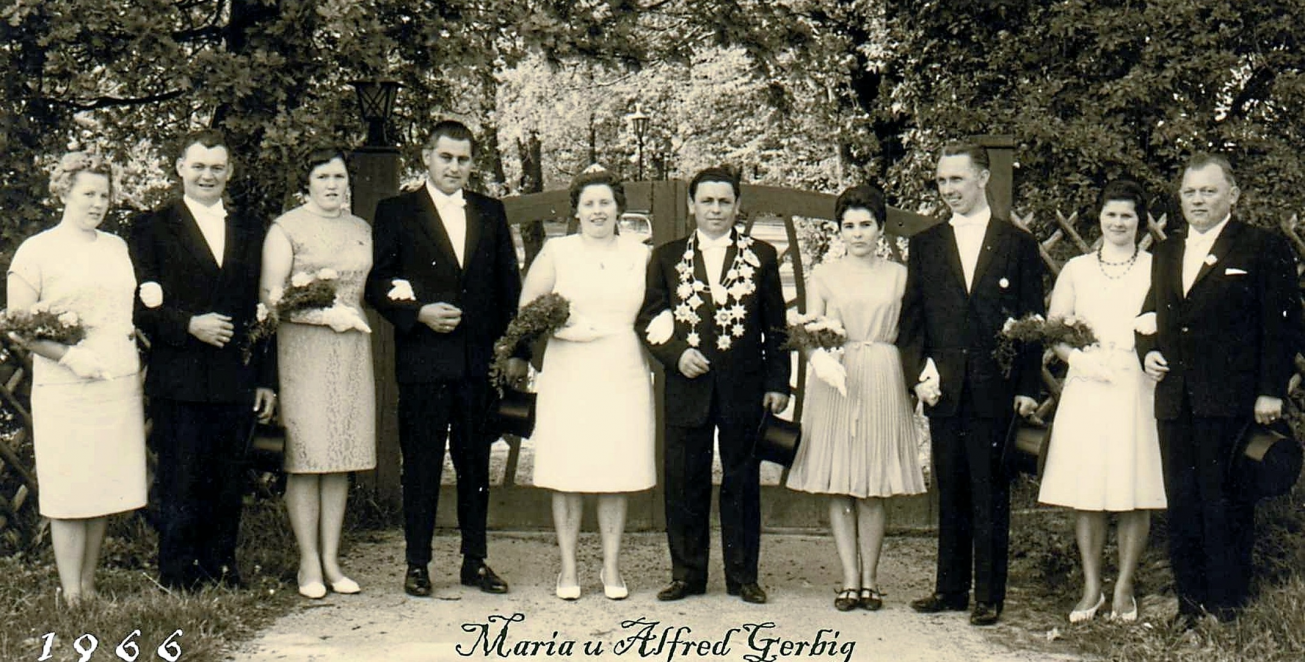 Der Thron 1966: (v.l.) Clärchen u. Franz Wilmering, Margret u. Josef Willen, Königin Maria u. König Alfred Gerbig, Renate u. Hermann Schmitz, Agnes u. Hans Többen