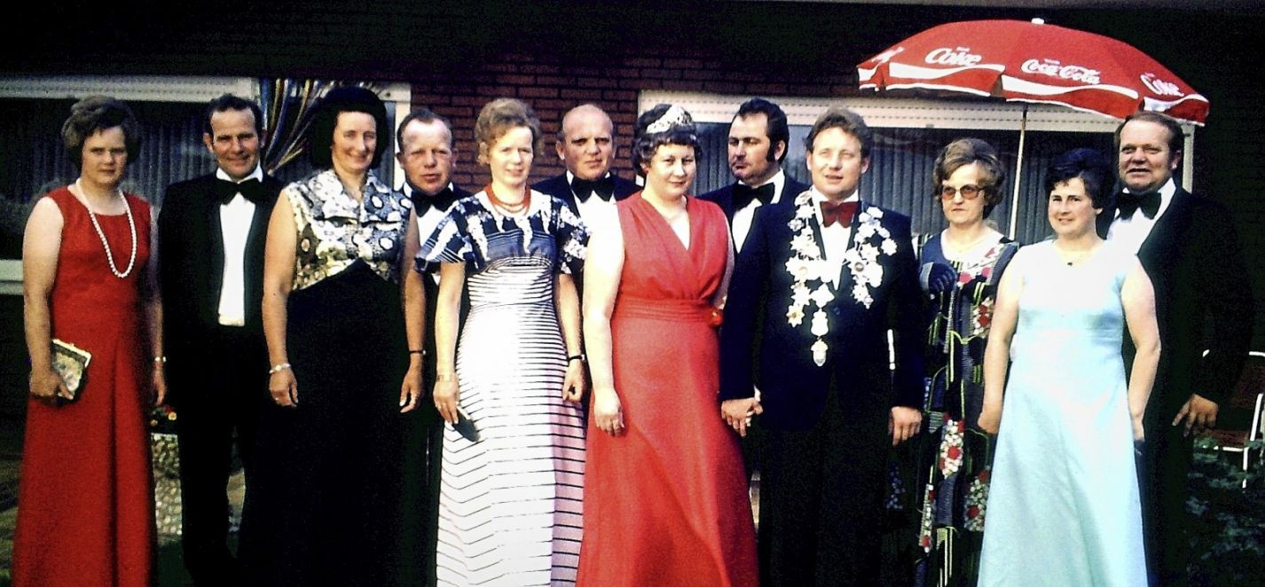 Der Thron 1976: (v.l.) Anni u. Hermann Röckers, Marlene u. Paul Tijman, Edith u. Heiner Feldhues 1Ulla u. Hans Vähning, Königin Marlies u. König August Theismann, Agnes u. Alex Robben. Is