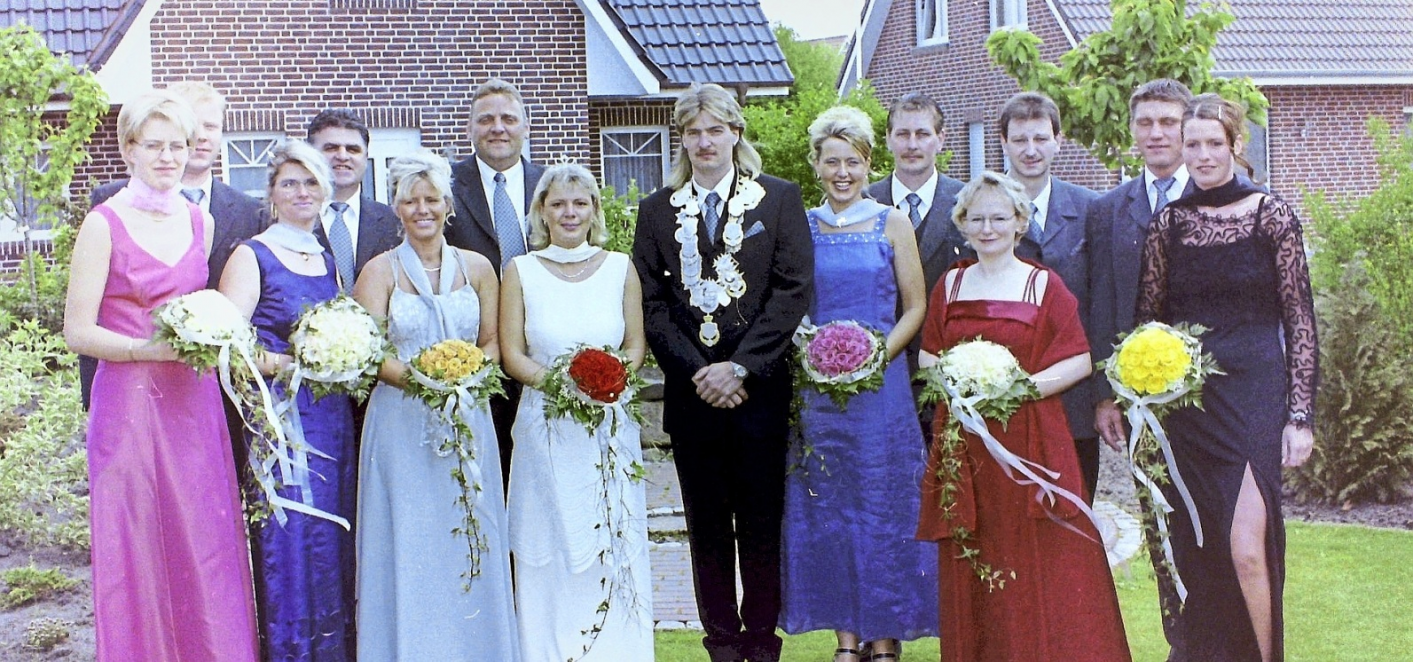 Thron 2001: (v.l.) Andrea u. Thomas Ahlers, Birgit u. Enzo Sava, Gaby u. Hubert Gösling, Königspaar Annette u. Michael Korte, Anja Placke u. Holger Placke, Antje u. Helmut Brümmer, Rebecca u. Frank Buẞmann.