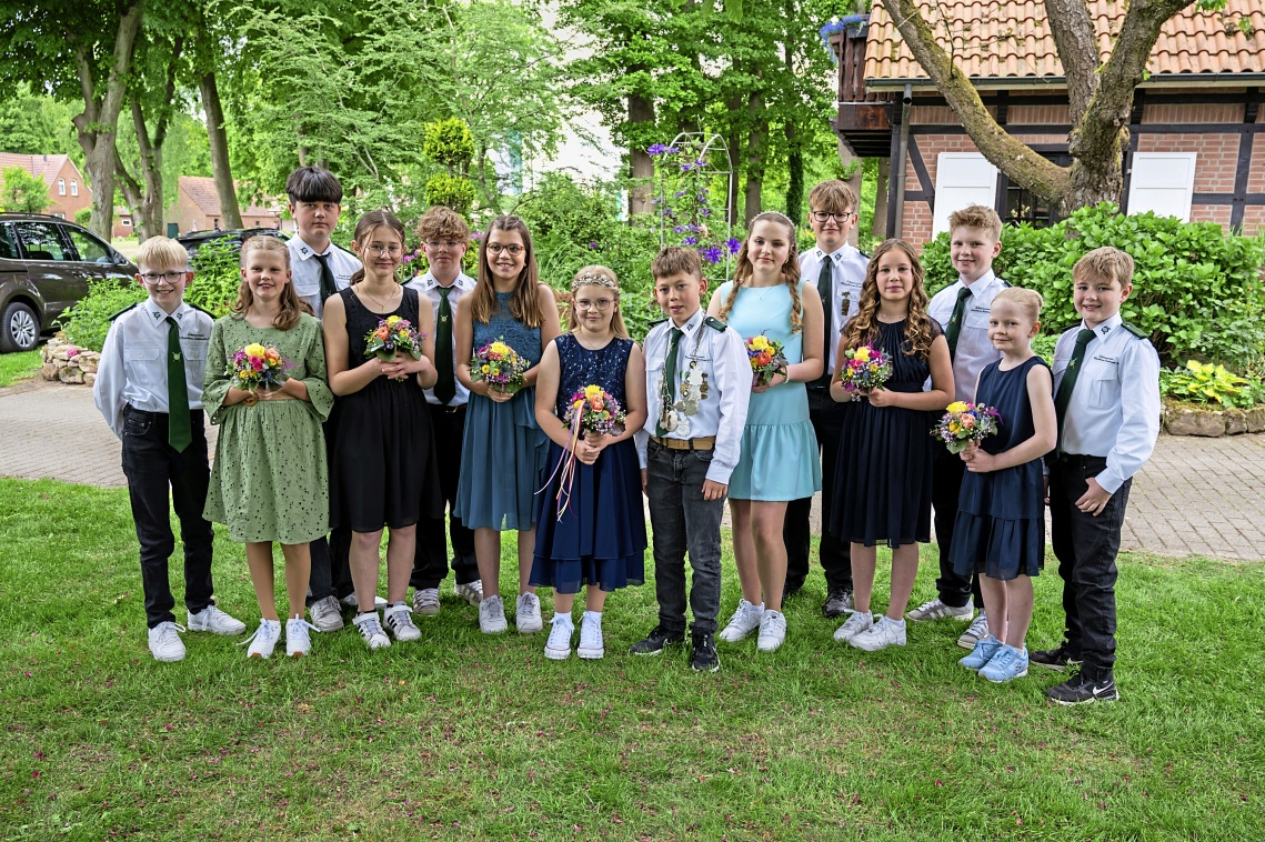 Der Jugendthron: (v.l.) Henry Hörnemann, Lotta Vorjohann, Artem Davydiock, Josephine Wiegmann, Lennard Hüsing, Isabella Book, Königin Maya Niermann, König Mattis I. Winkeler, Julia Sonka, Heinrich See, Leo Cordes, Anna-Lena Strätker, Matilda Borchert, Bennet Book.