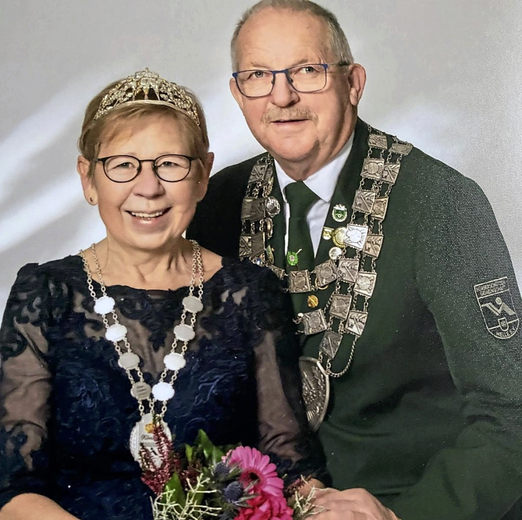 Königin Maria II. (de Voẞ) und ihr Kaiser Harald II. (de Voẞ) lassen Fotos: Bürgerschützen-Gemeinschaft Melle sich noch einmal feiern.