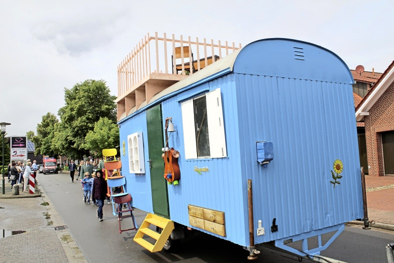 Die bunten Wagen können die Zuschauer bestaunen.