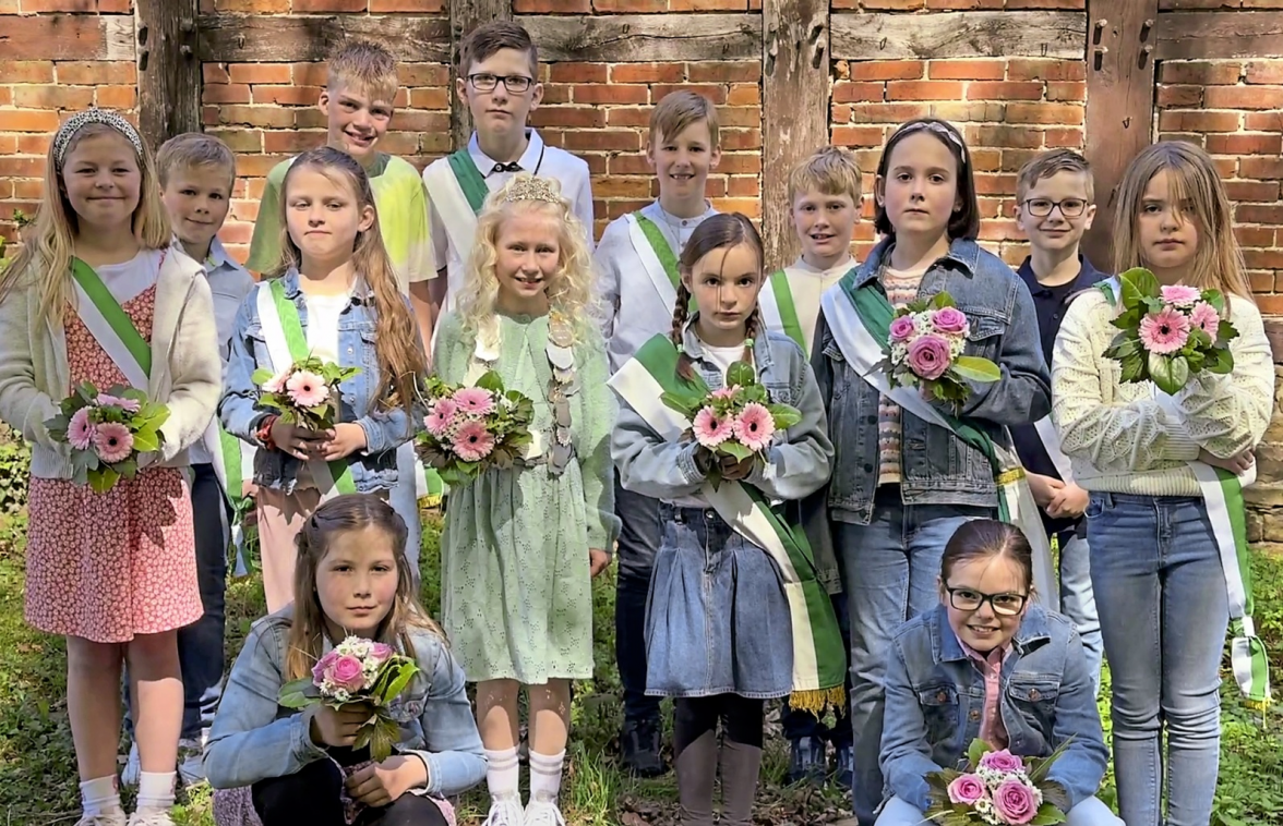 Der Kinderthron: Hintere v.l.: Keno Kalverkamp, Karl Schulte, Prinzgemahl Henry Meyer, Felix Kreienheder, Paul Siemer, Oskar Meyer. Mitte v.l.: Marie Böckmann, Lou Schröder, Königin Martha Klarmann, Lene Martinek, Mila Schiller, Marie Eckhardt. Vore hockend: Ehrendamen Johanna-Rosa Otte und Laura Hippler