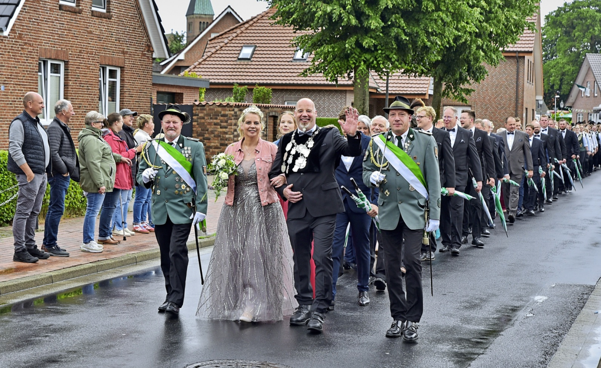 Am zweiten Schützenfesttag führt der neue König den Umzug an. Fotos: Schützenverein Rhede