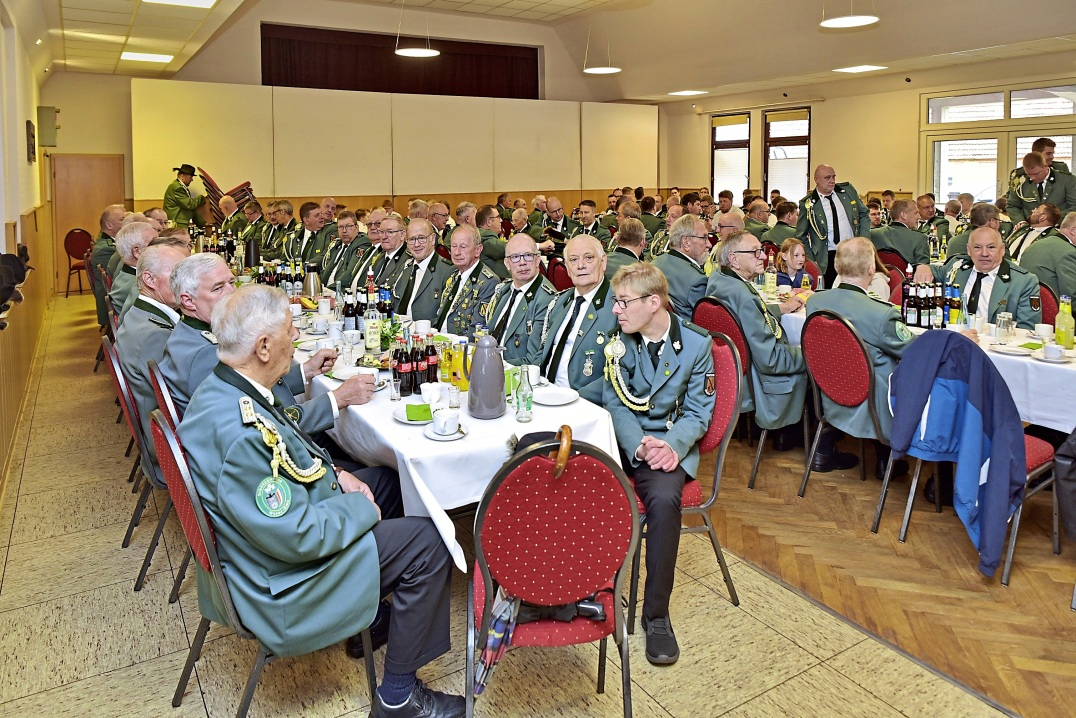 Nach der gemeinsamen Stärkung beim Frühstück steht das mit Spannung erwartete Königsschießen an.