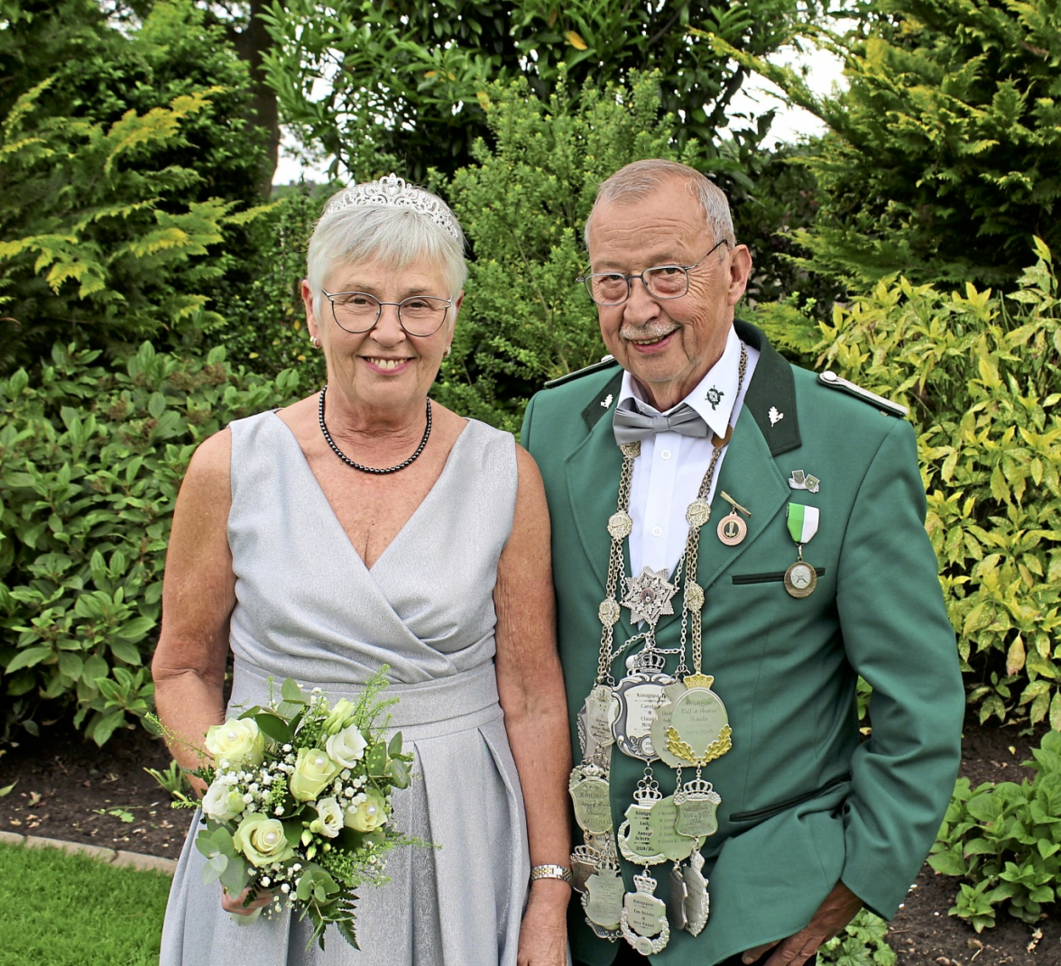 Das Königspaar, Hildegard und Heinz Miers, lädt zum diesjährigen Fest ein und ist gespannt, wer die Lähdener Schützen als Regent ins Jubiläumsjahr führt.