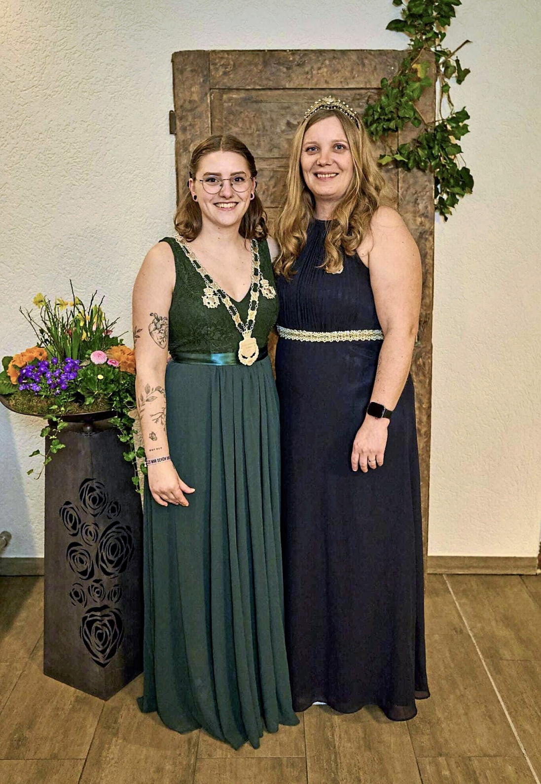Schützenkönigin Anika Larberg und Prinzessin Sabrina Schwegmann freuen sich auf das Schützenfest. Fotos: Schützenverein Achmer