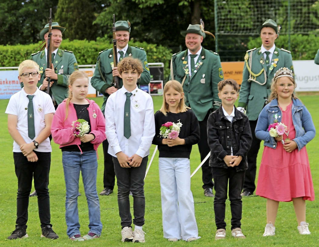 Auf ein tolles Kinderschützenfest freuen sich Kinderkönigin Jane Belhaoues und Kinderkönig Julian Peters mit ihrem Hofstaat.