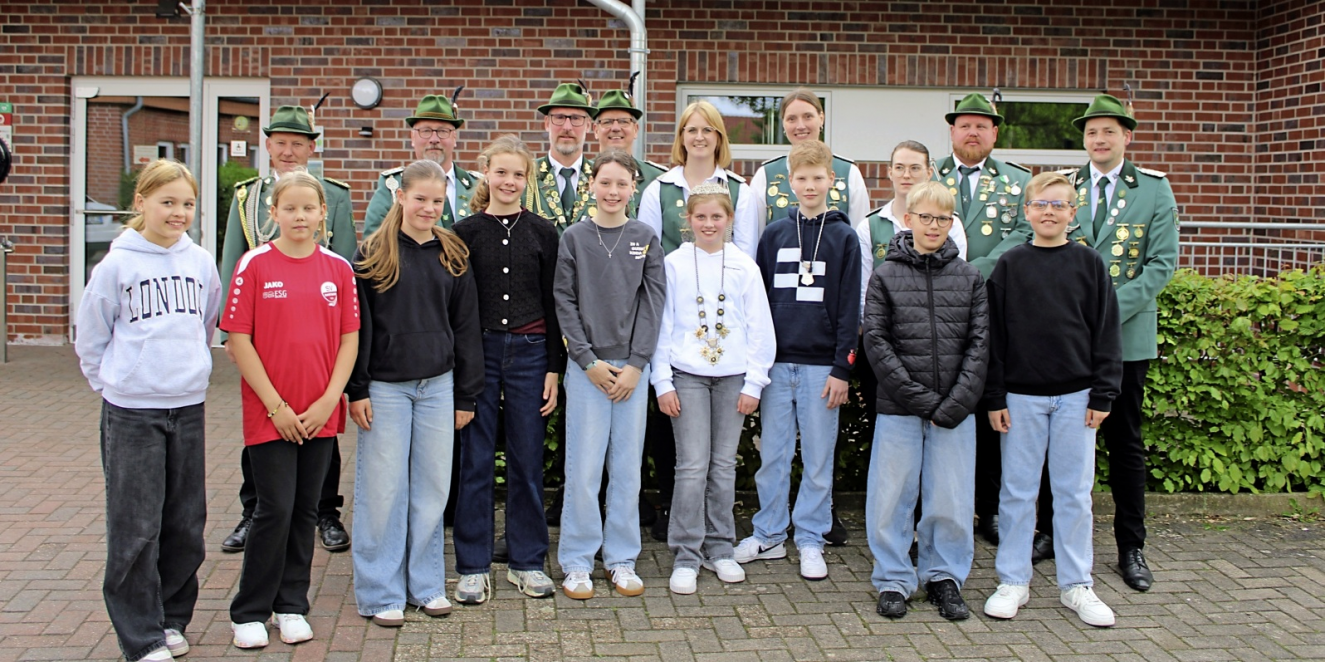 Der aktuelle Kinderthron v.l: Larissa Pettan, Ksenija Kovalova, Janne Meyer, Eva Tasche, Nina Hermes, die Majestäten Johanna Sanders und Anton Gäken, Luis Hempen, und Lukas Thesing.