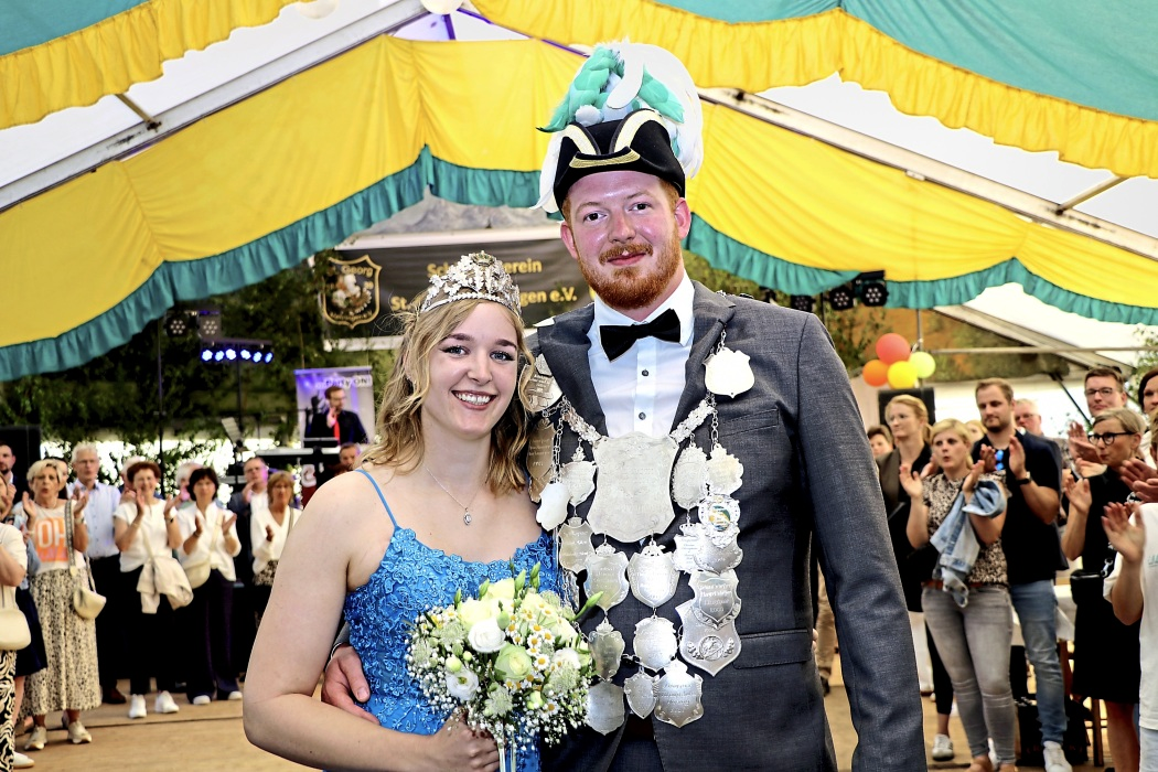 König Marius Hamacher mit seiner Königin Sabrina Otting.