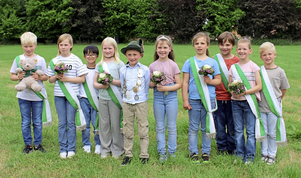 Auf Spiel, Spaß und Spannung freut sich das Kinderkönigspaar Nils Jantos und Leevke Dautzenberg mit seinem Hofstaat.