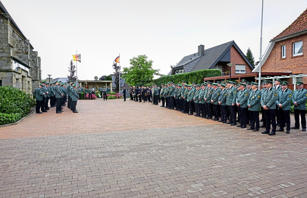 Die Beestener Schützen treten am Montagmorgen vor der Kirche an.