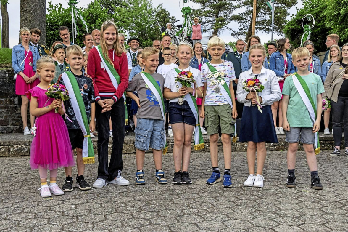 Noch amtieren Kinderkönig Lias Surenkamp mit Kinderkönigin Amelie Sudtmann. Fotos Schützenverein Schwagstorf