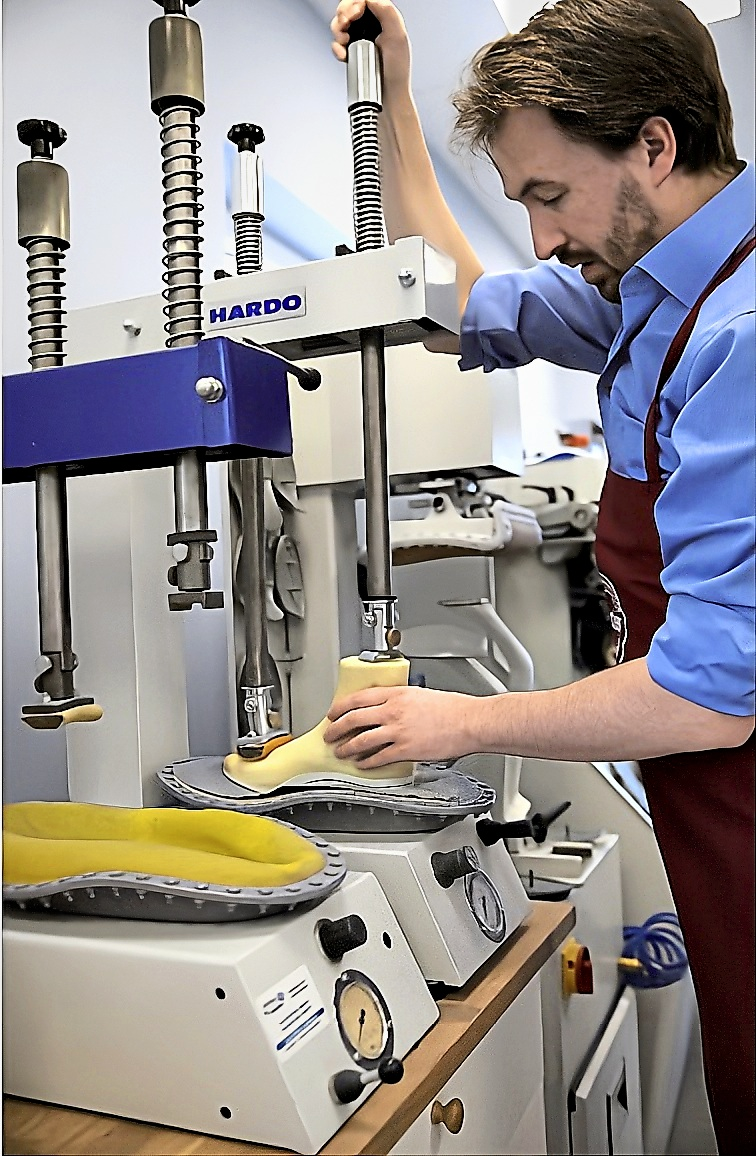 In der Werkstatt: Florian Mäscher bei der Herstellung orthopädischer Maßschuhe.