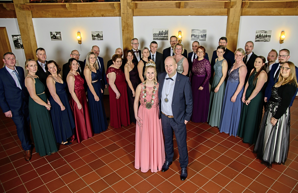 Der Thron 2025/2026 v.l.: Stefan und Maria Südkamp, Michael und Maike Koers, Frank und Anne Meyer, Frank und Simone Wübben, Stefan und Stefanie Brake, Thomas Koers und Nina Lammers-Koers, Dieter und Steffi Eiting, Torsten Stindt und Anke Rave, Erik und Anja Büter, Harald und Andrea Flohr, Mario Thoben und Ines SchulteThoben, Stefan und Andrea Witting, Frank Schür und Julia Pondruff, Lukas Hugenberg und Heike Behnen. Auf dem Foto fehlen Martin und Anke Kassens, Jörg und Maria Schmedes, Ulrich und Julia Brake, Klaus Lindemann und Saskia Voskuhl, Stefan und Manuela Eilers und Thomas und Nadine Rieken. Fotos: Schützenverein