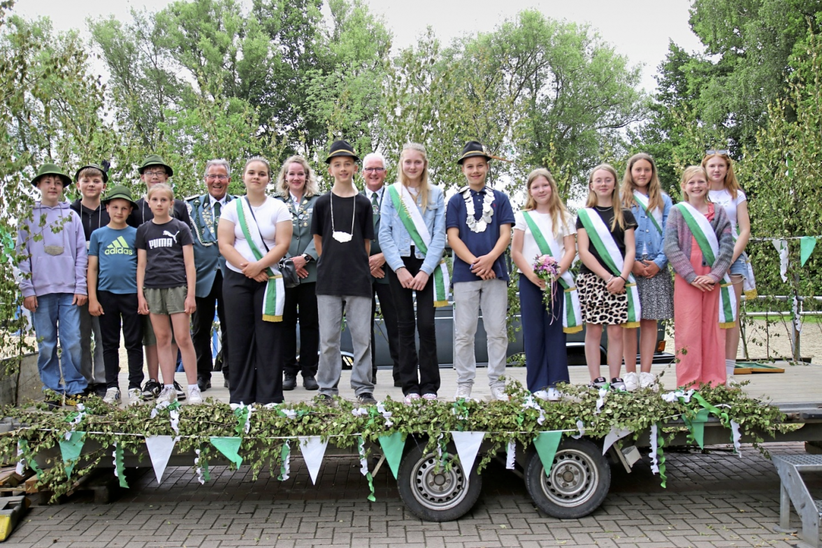 Die amtierende Kinderschützenkönigin Mia Uhlenborg mit ihrem König Clemens Böckmann und dem Hofstaat. Fotos: Schützenverein Venne