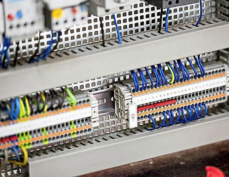 Moderne Anlagen müssen überall zuverlässig funktionieren - hier sind Elektroniker für Betriebstechnik gefragt.