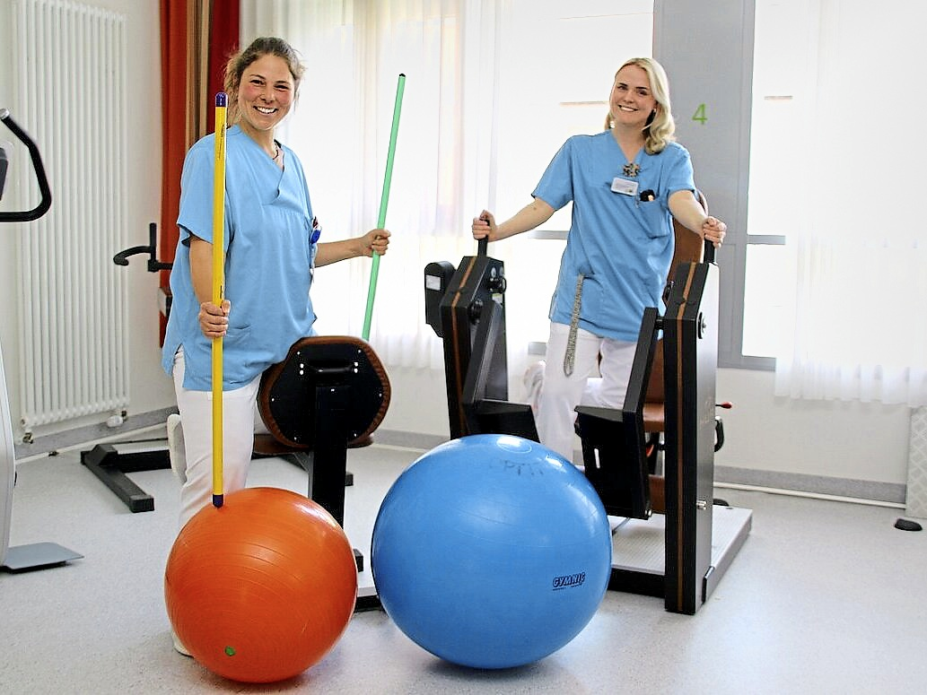 Bei Parkinson-Behandlungen sind viele Arten von Bewegung sinnvoll: Parkinson-Nurses Leonie Vennemann (r.) und Sina Altvogt in einem Trainingsraum des Klinikums. Foto: Jens Lintel
