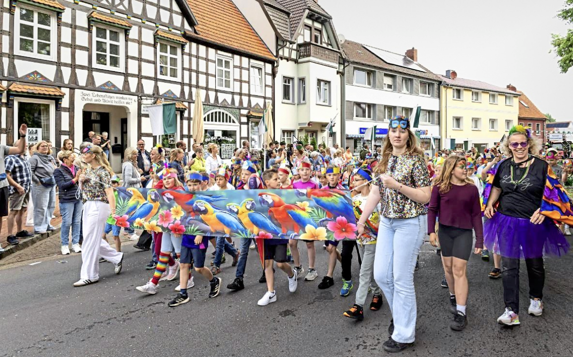 Der Ulkumzug zieht jedes Jahr tausende Schaulustige an. Foto: Stefan Gelhot/Archiv