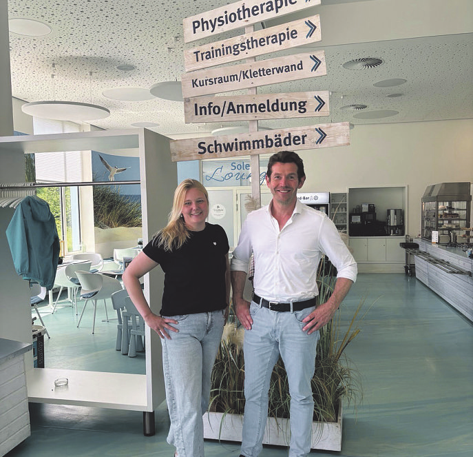 Weisen den Weg durch das vielfältige Angebot im SoleVital-Kurmittelhaus in Bad Laer: Katharina Bredenstein (links) und Geschäftsführer André Morgret.