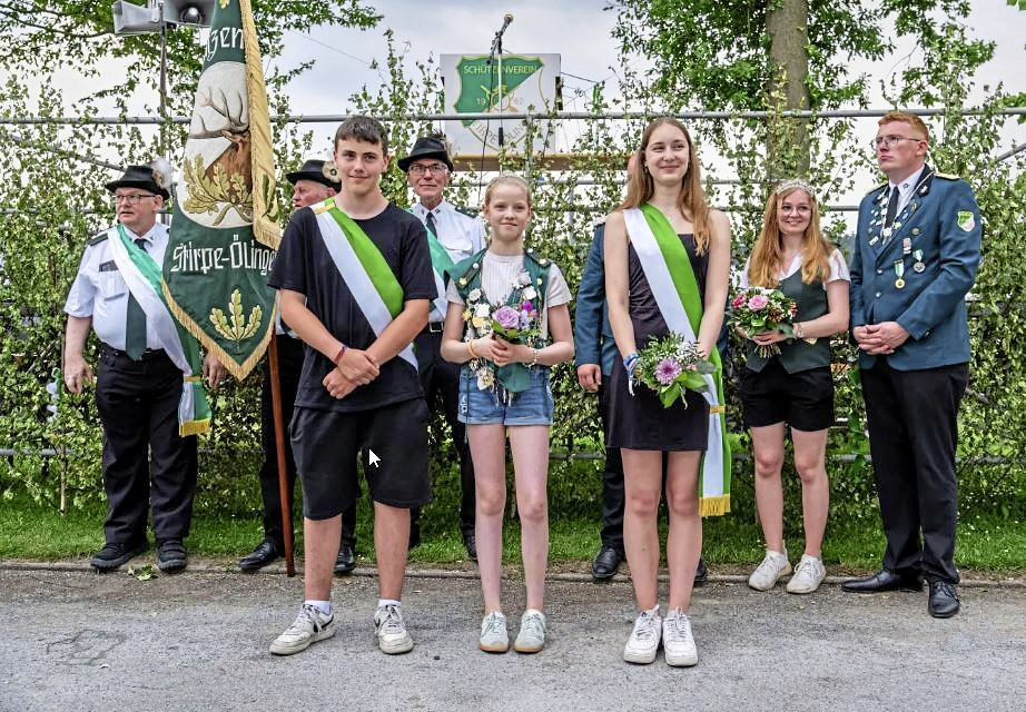 Die amtierende Kinderschützenkönigin Marlen Waldmann. Ihr zur Seite: die Adjutanten Torben Lenger und Leah Hugo. Im Hintergrund (r.): Jungschützenkönig Luke Böhning mit Königin Alina Poppe. Fotos: Heinz-Jürgen Reiß/Archiv