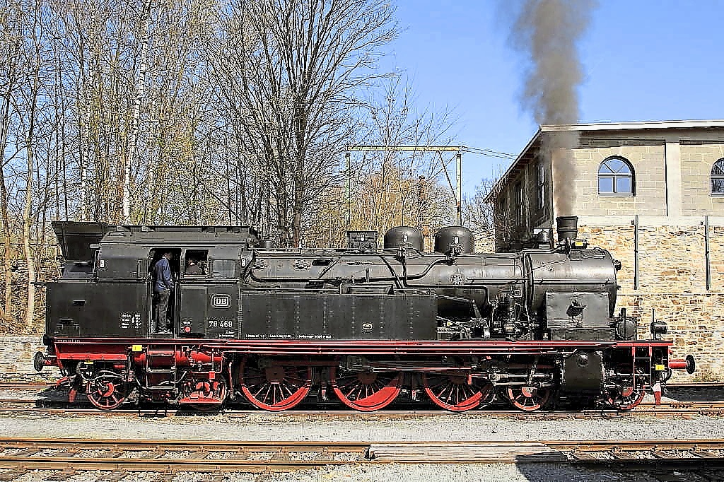 Die Dampflok startet um 11.41 Uhr von Lingen nach Meppen. Fotos: Osnabrücker Dampflokfreunde e.V.
