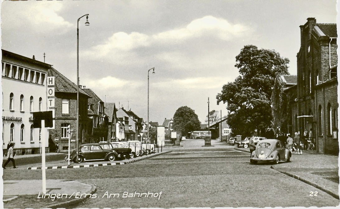 In den 1960er Jahren mit Parkplätzen direkt vor dem Bahnhof.