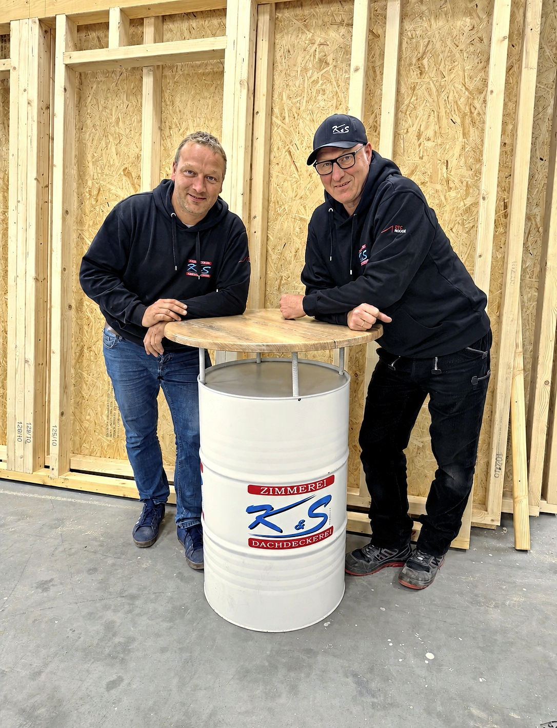 Christian Schwietert (links) und Ralf Küpker sind Geschäftsführer der Firma K&S Zimmerei. Fotos: Christoph Lützenkirchen