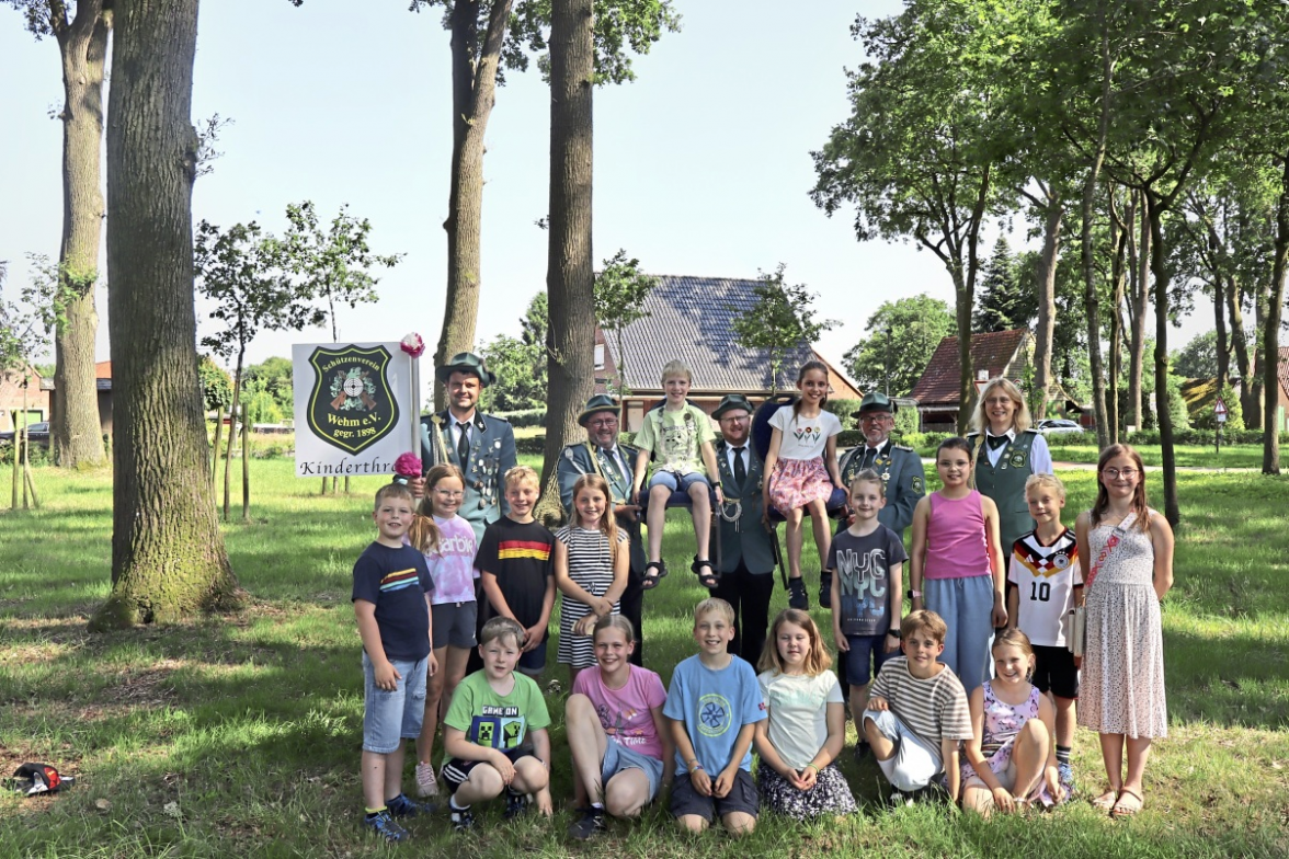 Zum Kinderthron gehören König Matthias Fleerkamp und Königin Antje Luker, Tim Nieters mit Luisa Behrens, Tom Diepholz mit Lina Behrens, Simon Hensen mit Jule Suhl, David Wiens mit Miley Gerhartz, Ole Benten mit Klara Luker, Julian Siemer mit Amelie Kleinekathöfer und Ben Kutil mit Greta Bekel. Foto: Dröge Werlte
