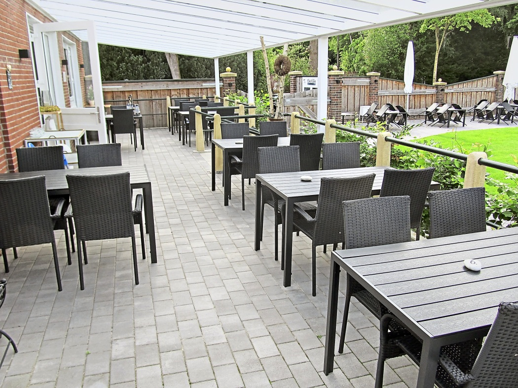 An das Café grenzt ein großzügiger Biergarten und lädt zum Verweilen ein.