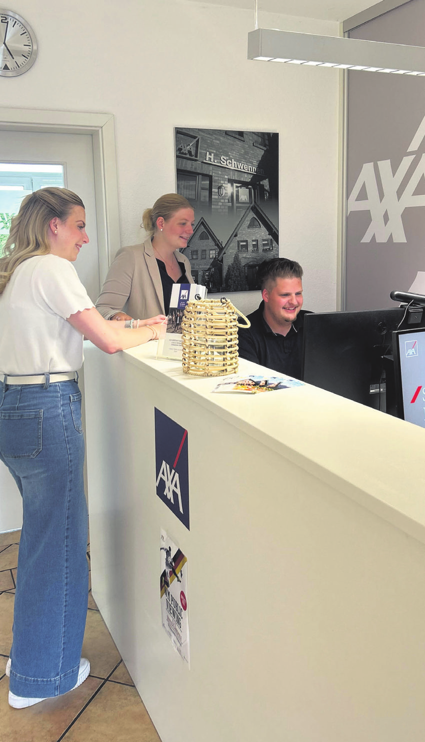 In der AXA-Geschäftsstelle am Umländerwiek links laufen viele Fäden zusammen. Das gewachsene Team arbeitet heute mit verschiedenen Schwerpunkten - von Privat- und Firmenkunden bis hin zu Schadenbearbeitung und Finanzdienstleistungen.