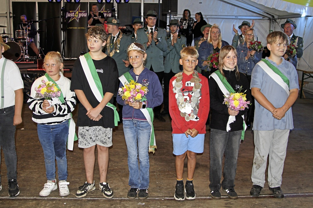 Der Kinderthron mit Königin Lina Löckener und König Noah Meyer und ihr Hofstaat. Fotos: Schützenverein Berge
