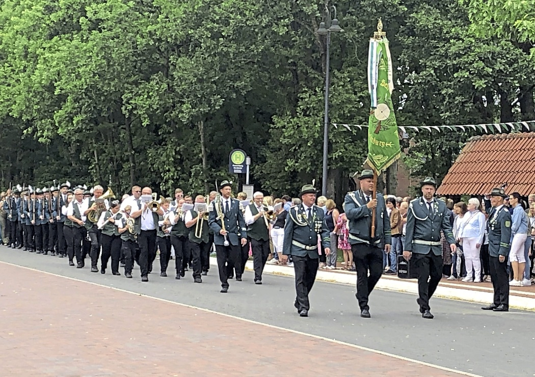 Festlicher Umzug: Die Mitglieder des Schützenvereins DütheFresenburg e.V. marschieren zum Festplatz. Foto: Schützenverein