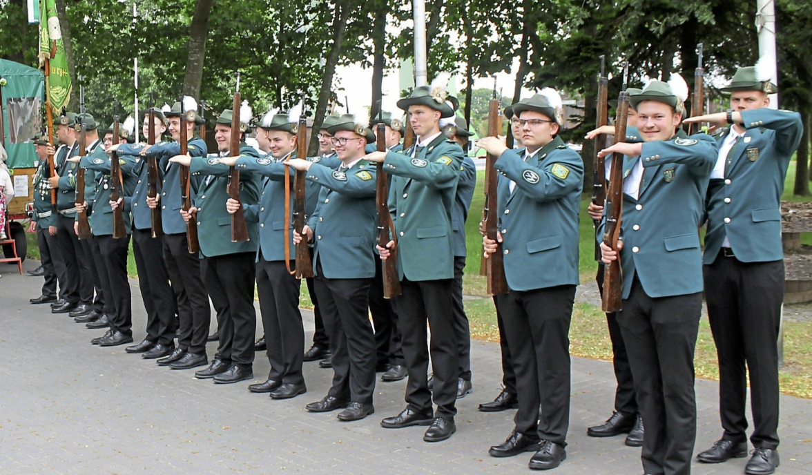 „Präsentiert das Gewehr“. Foto: Schützenverein