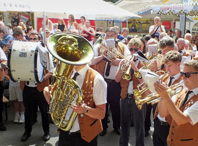 Festliche Klänge im Marschrhythmus.