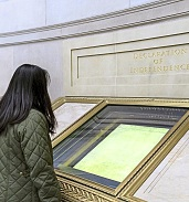 Geburtsurkunde der USA, konserviert in einem besonderen Gasgemisch: Die Unabhängigkeitserklärung kann im National Archives Museum bewundert werden.    Foto: Robert Urteaga/ Courtesy of Washington.org/dpa-tmn