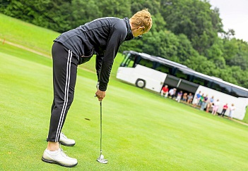 Geht auch: Bei Whycation Golf lernen. Foto: gbk/Gütegemeinschaft Buskomfort