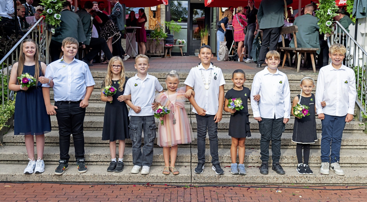 Auf ein tolles Kinderschützenfest freut sich das amtierende Kinderkönigspaar Liam Eilers und Elly Dodthage mit seinem Thron.