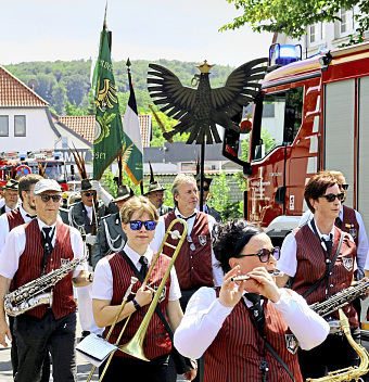 Fahnen, Uniformen und festlicher Schmuck prägen das Ortsbild, wenn die Schützen durch Bad Essen ziehen.