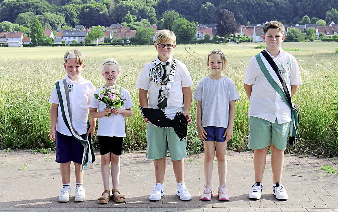 Der Kinderthron (v.l.n.r.): Emil Schobert (Adjutant), Ella Walkenhorst (Königin), Anton Schobert (König), Loreen Klausmeier (Ehrendame) und Paul Schobert (Adjutant).