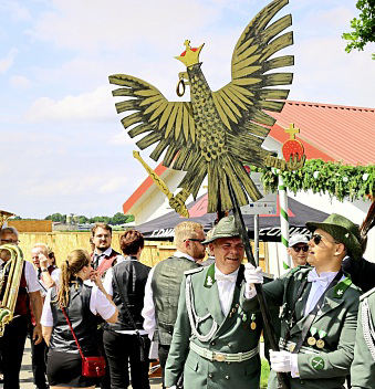 Der große Festumzug durch den Ort ist einer der vielen Höhepunkte, die es beim Schützenfest in Bad Essen gibt.