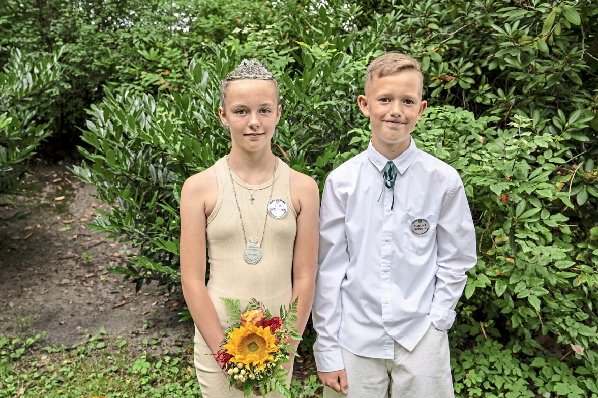 Pia Völker ist die Kinderkönigin des Schützenvereins, Prinzgemahl Justus Schulz. Zum Kinder-Gefolge gehören Sofie Rensen und Ole Lübbers, Carla Schmitz und Mats Lübbers, Lisa Leuschner und Niklas Leuschner sowie Lya Jansen und Lukas Meyer.