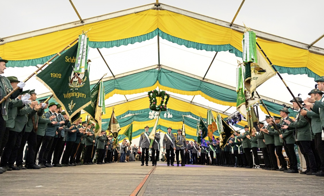 Der Vorstand sowie das amtierende Königspaar freuen sich auf zahlreiche Gäste aus nah und fern, bunt geschmückte Straßen und ein harmonisches Festwochenende. Fotos: Schützenverein