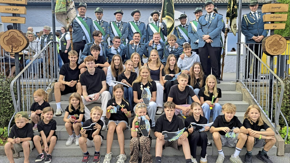 Schon eine Woche zuvor traten das Kinderkönigspaar Theda Meyer zu Reckendorf und Emilius Lemme mit seinem Hofstaat sowie Juniorenkönigin Enje Kriete mit Ehrengarde ihr Amt an.