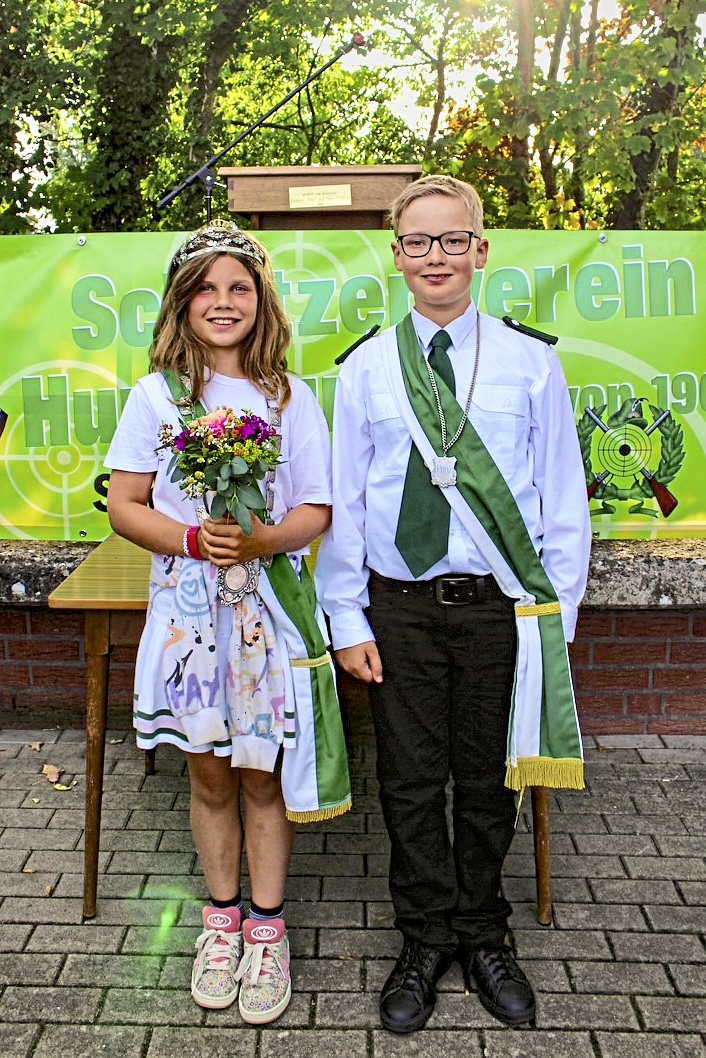 Aktuell regieren Kinderkönigin Lotta Strutz und Robin Culbert auf dem Thron in Hunteburg. Fotos: Schützenverein Hunteburg