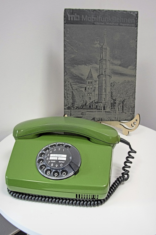 Ein Hauch von Nostalgie: ein grünes Wählscheibentelefon.