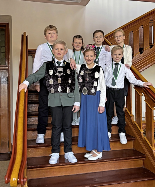Das Kinderkönigspaar Leonard Stolle und Lia Kubitschke und ihr Hofstaat. Foto: SV Iburg
