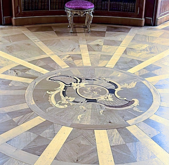 Hat Jahrhunderte überdauert: Das Parkett im Schloss Sanssouci. Foto: Leonhard Mertens 